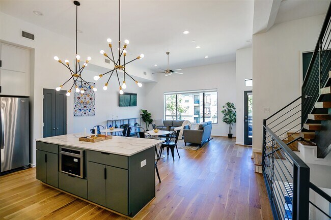 Building Photo - 511 Memorial Heights Dr