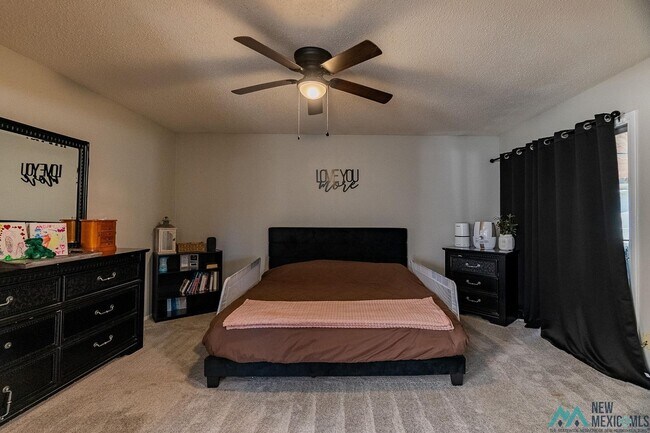 Building Photo - Available Soon! Large 3 bed 2 bath home on the golf course