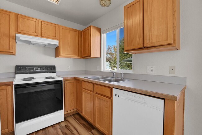 Building Photo - $2,150.00, 3 Bed, 2 bathroom located in De...