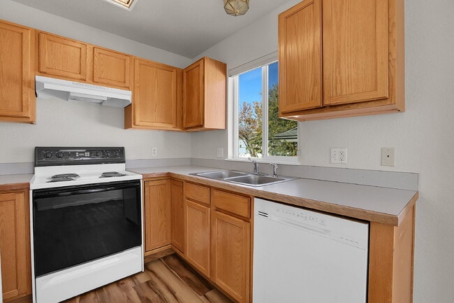 Building Photo - $2,350.00, 3 Bed, 2 bathroom located in De...