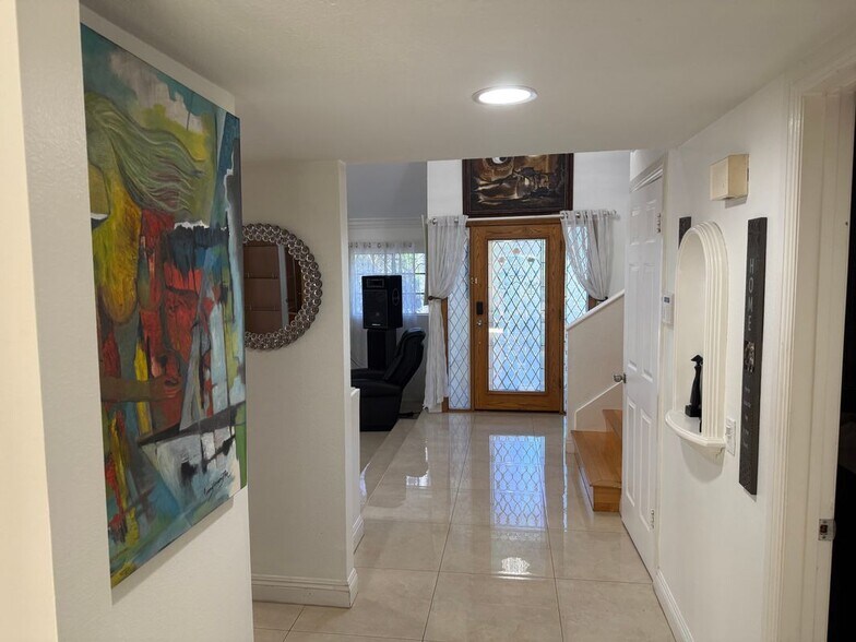 Building Photo - 10302 Parkview Ave