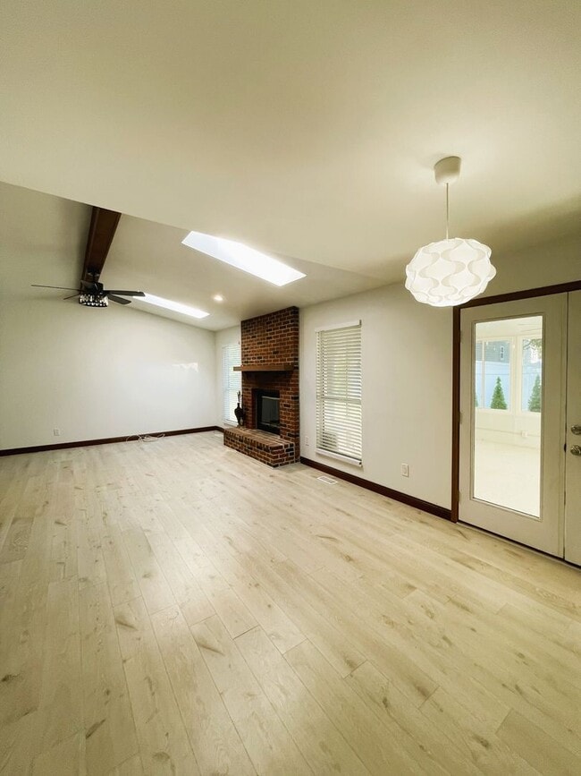 Building Photo - $2775 - Beautiful 3-Bedroom Home in Fronte...