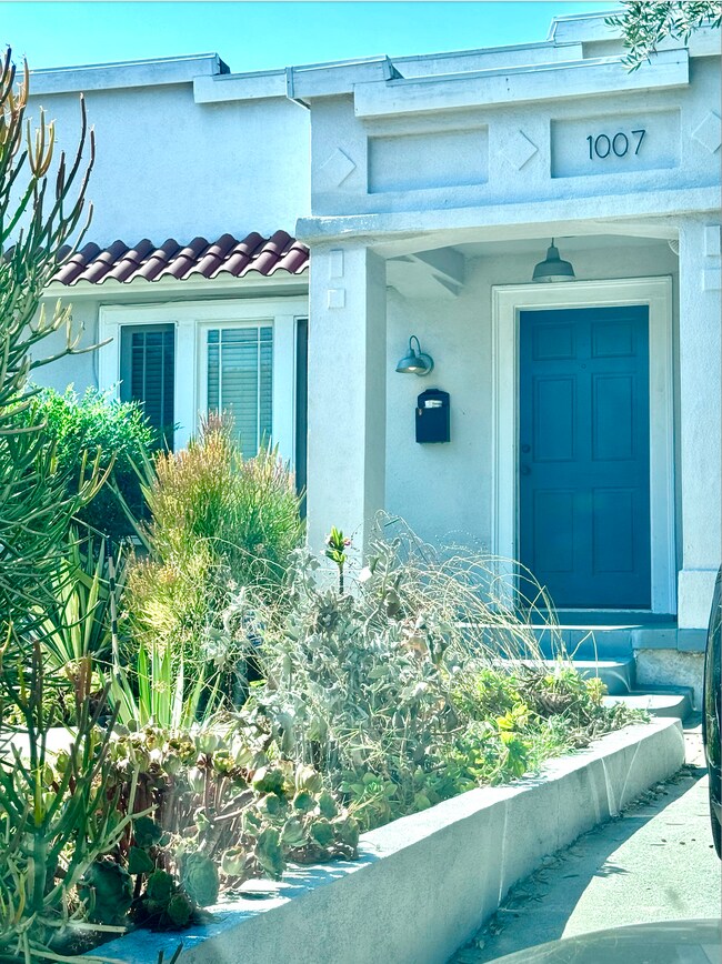 Well maintained building - 1007 S Plymouth Blvd