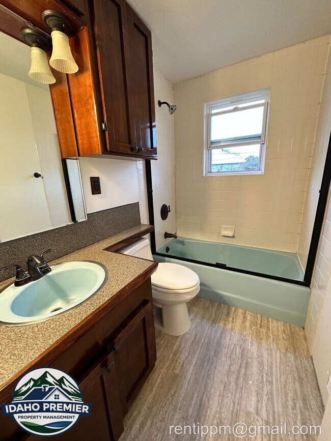 Building Photo - 709 N Stanley St