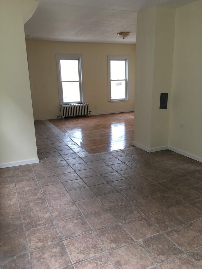 Building Photo - 196 Frank St