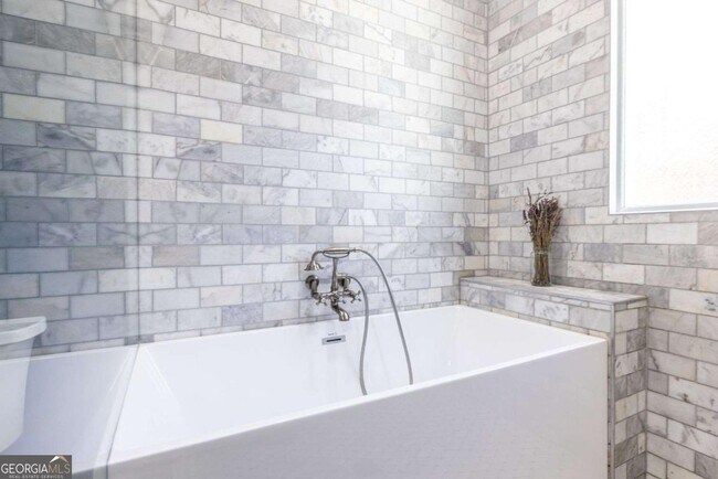 Building Photo - 692 Myrtle St NE