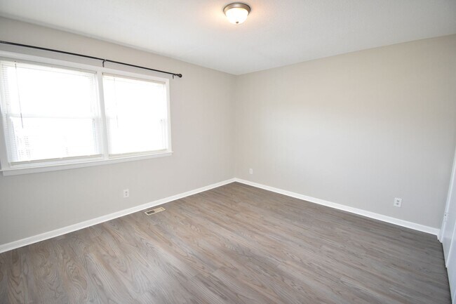 Building Photo - 4 Bedroom and 2 Bath Home- Updated (Pets N...