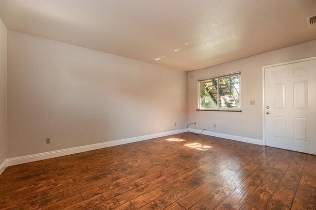 Building Photo - Move-In Ready 1-Bedroom Condo Cobblestone Glen SEE VIDEO