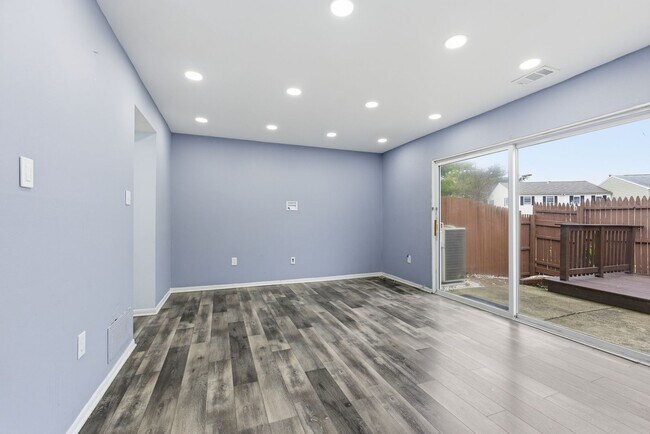 Building Photo - Lovely 3 BR/1.5 BA Townhome in Glen Burnie!