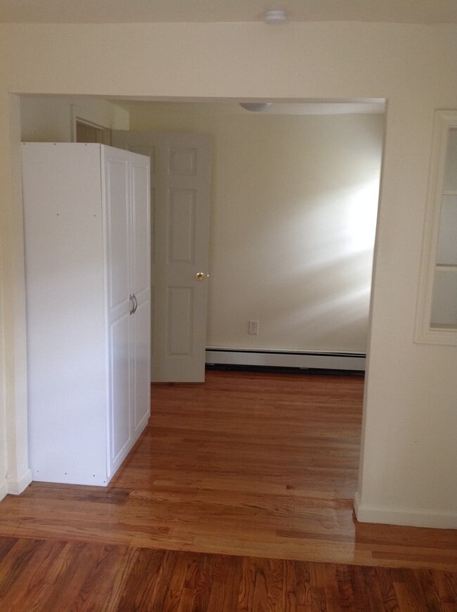 Building Photo - Single Family Home 4 Bed 2 Full Baths