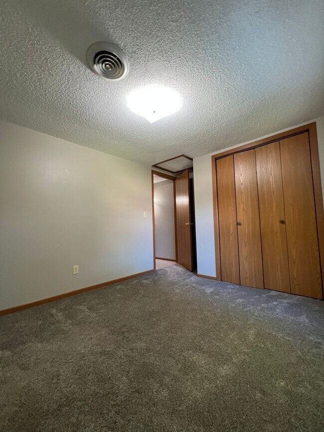 Building Photo - Hoff - 14
