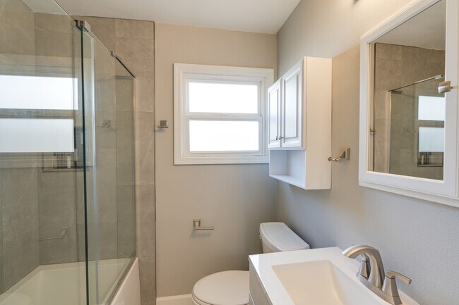 Building Photo - 405 S Fernwood Cir