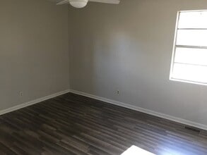 Building Photo - 3 bedroom/2 bathroom