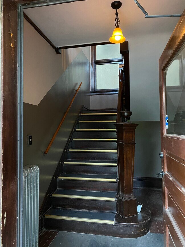 Front Entrance Hallway - 423 N 1st Ave E