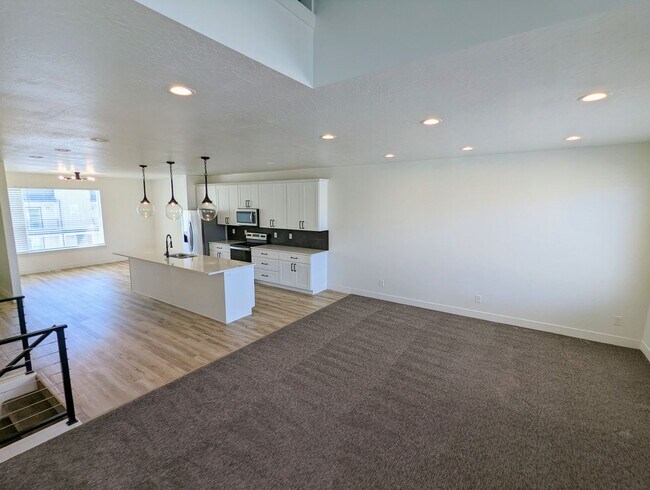 Building Photo - 566 Lewski Ln