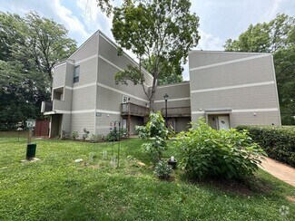 Building Photo - Woodmere Conds - Merry Oaks