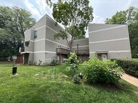 Building Photo - Woodmere Conds - Merry Oaks