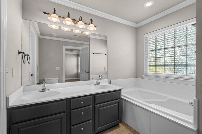 Building Photo - Charming 3-Bed, 2-Bath Home with 3-Car Garage & Fenced Yard