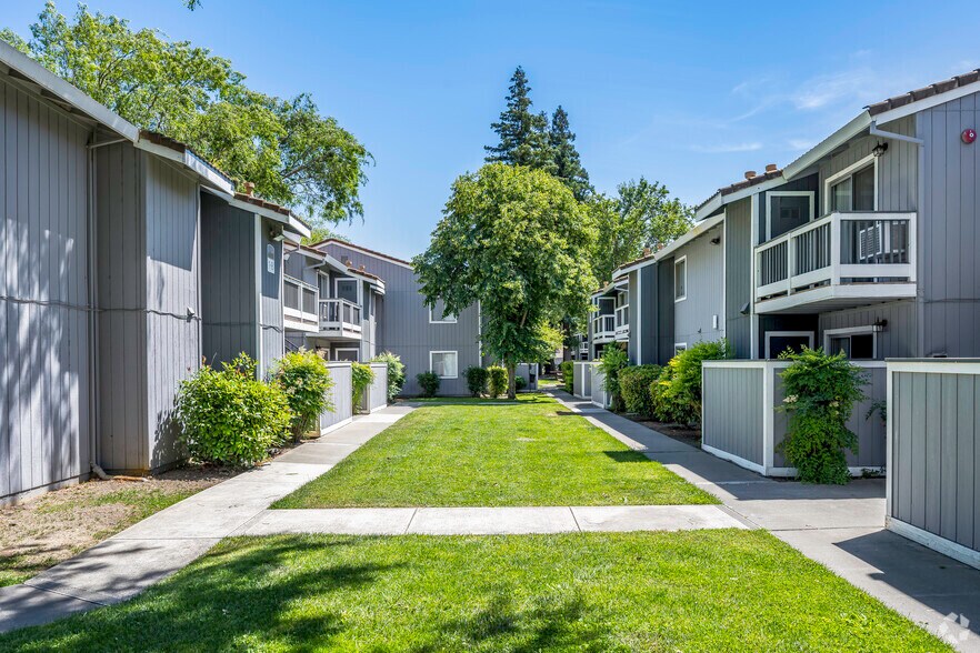 Courtyard - Grove At Davis