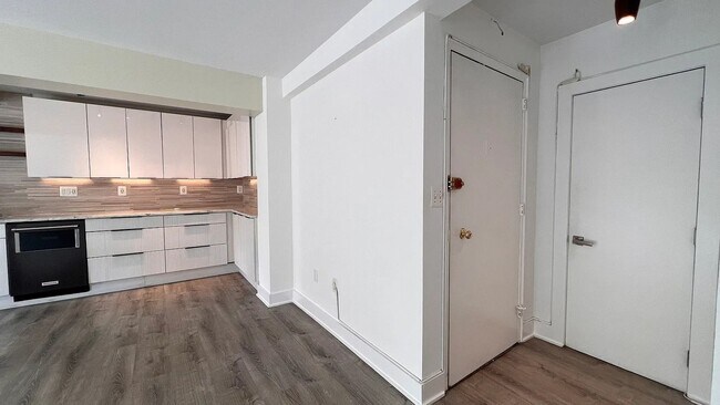 Building Photo - Great 2 Bed / 1 Bath Apartment near Embass...