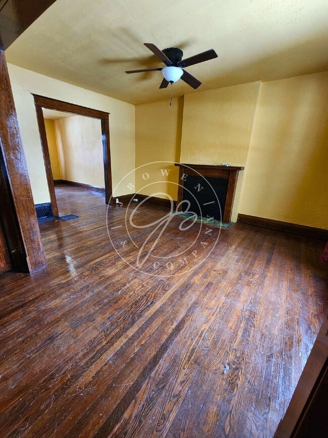 Building Photo - 2 bed 2 story townhouse! Individual basement! Front and back entrances with porch!