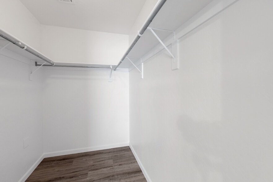 Walk-in Closet - 664 E Mariposa Pl
