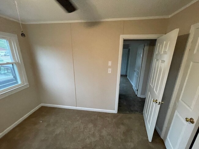 Building Photo - 4 Bedroom Brick House - Vouchers Accepted