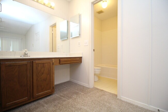 Building Photo - Spacious Sunrunner Place 2/2 Condo with Vaulted Ceilings, Community Pool & Prime Pensacola Location