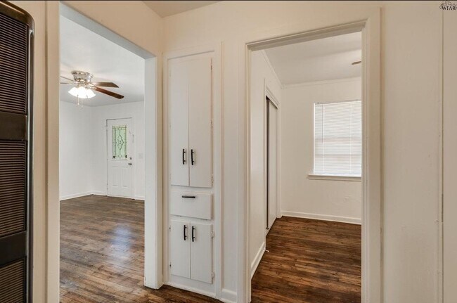 Building Photo - 604 E 1st St