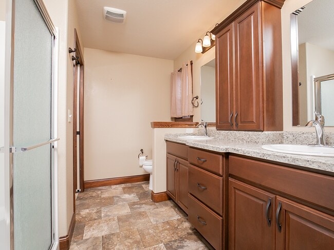 Building Photo - 1745 Golf Dr