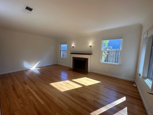 Building Photo - 406 N Santa Cruz Ave