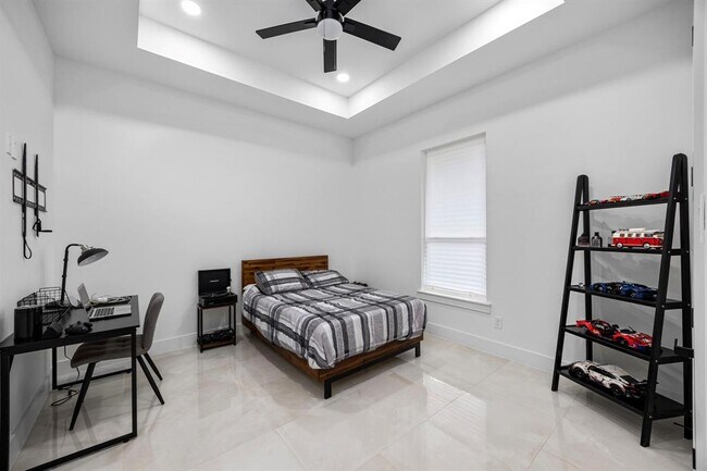 Building Photo - 32810 Oak Creek Dr