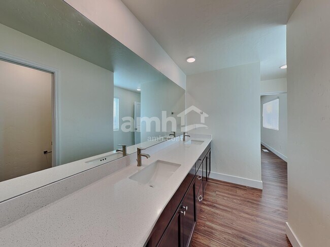 Building Photo - 901 N Barkvine Ave