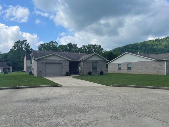 Building Photo - 3 BR