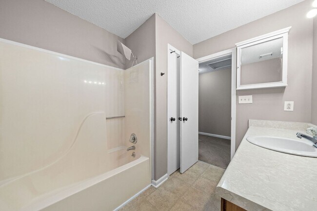 Building Photo - 405 Cook Dr