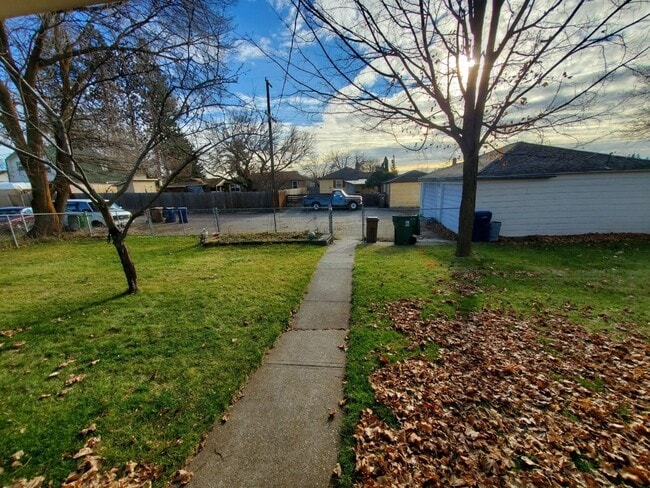 Building Photo - Glass