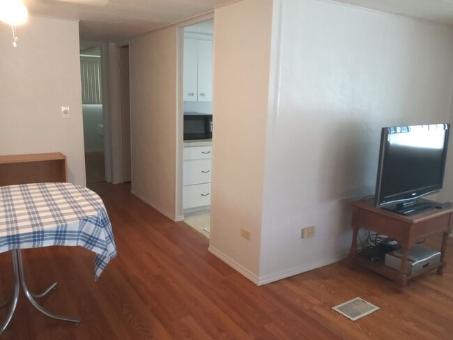 Building Photo - Beautiful renovated home on Six Lake Count...