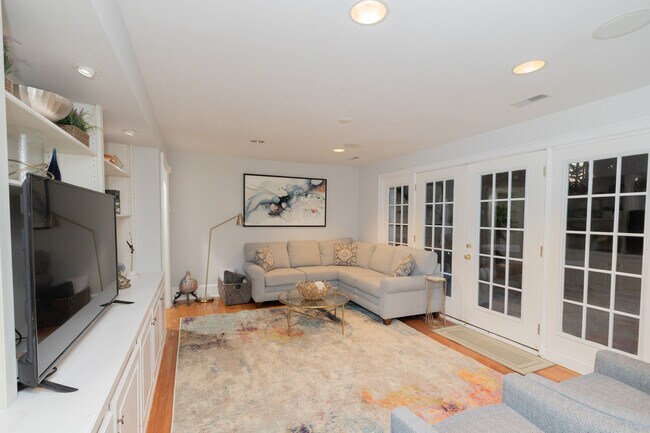 Building Photo - 944 Lakeview Dr