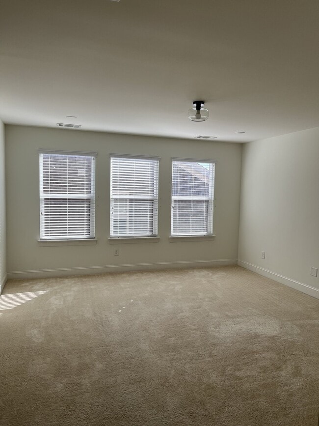 Building Photo - "Charming 4-Bed Gem with Guest Suite & Mod...