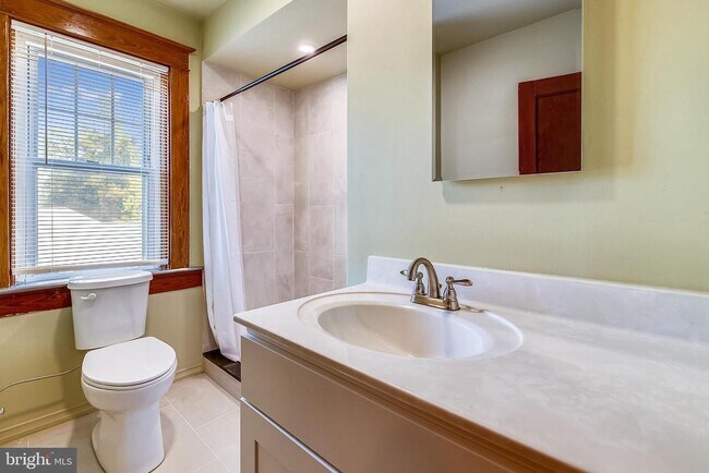 Building Photo - 1321 Maple Ave