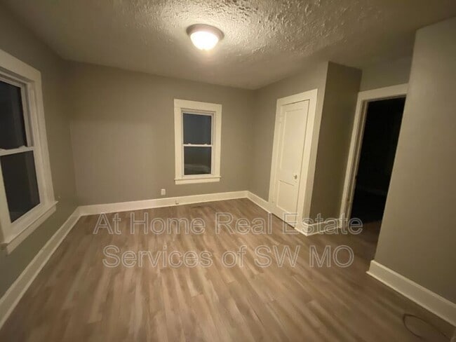 Building Photo - 2139 N Benton Ave