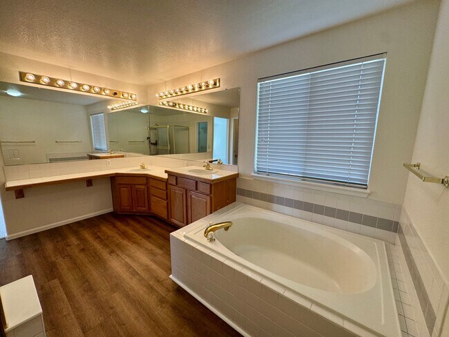 Building Photo - 4 Bed / 4 Bath Dream Home in the Hills at ...