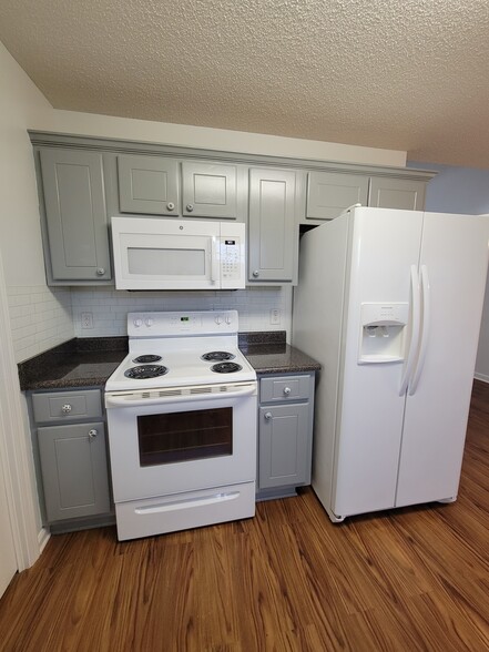 So much storage! Electric oven with above range microwave - 103 Pasofina Dr