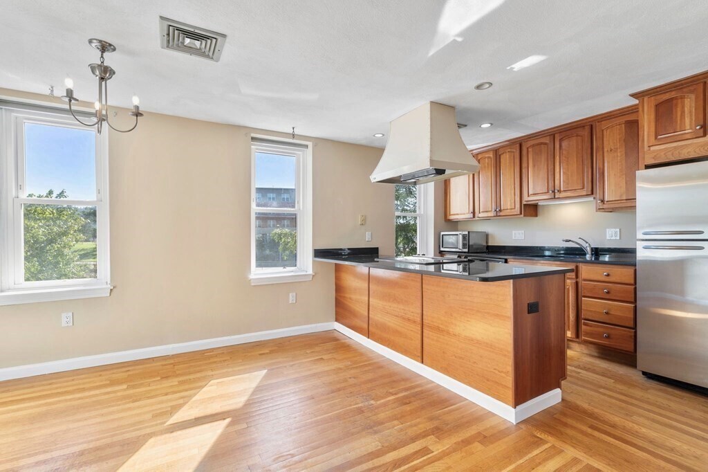 Building Photo - 33 Essex St