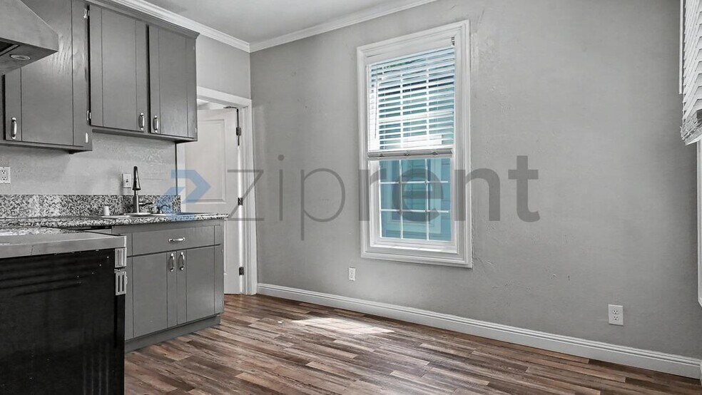 Building Photo - Unit B