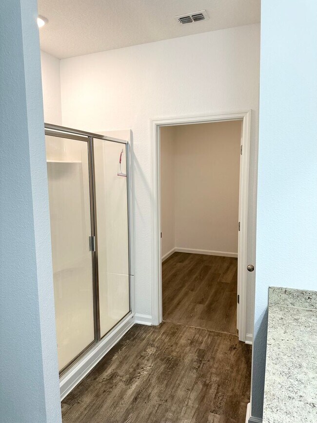 Building Photo - Private Back Yard! - 3 Bedroom 2 Bathroom ...