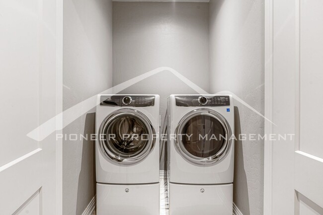 Building Photo - Spacious Condo with Washer/Dryer and Centr...