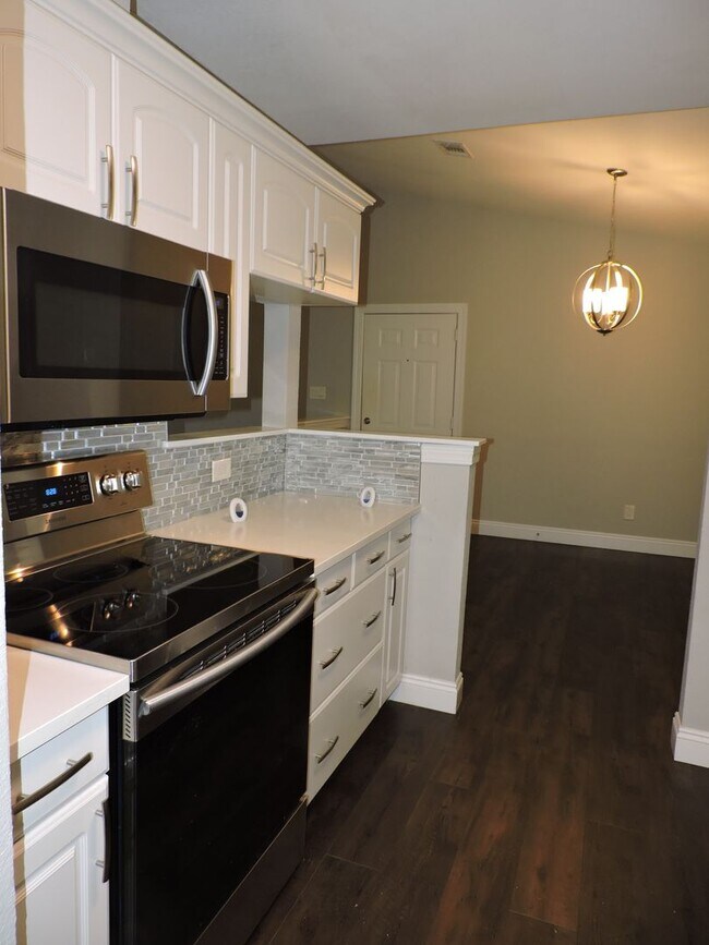 Building Photo - Convenient to schools, beaches & shopping.