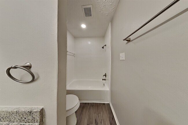 Building Photo - 2010 Creekshire Dr