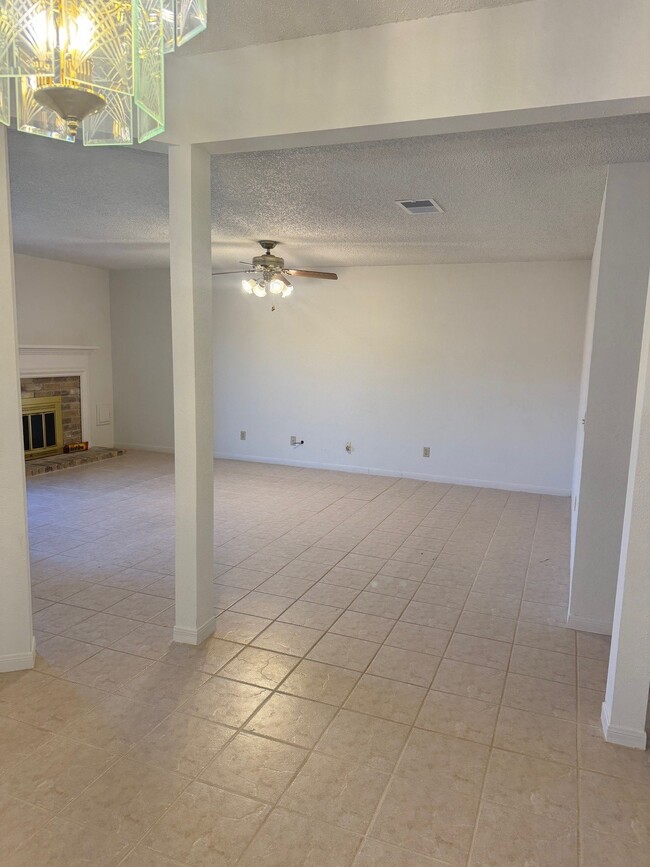 Building Photo - 3010 Mesquite Dr